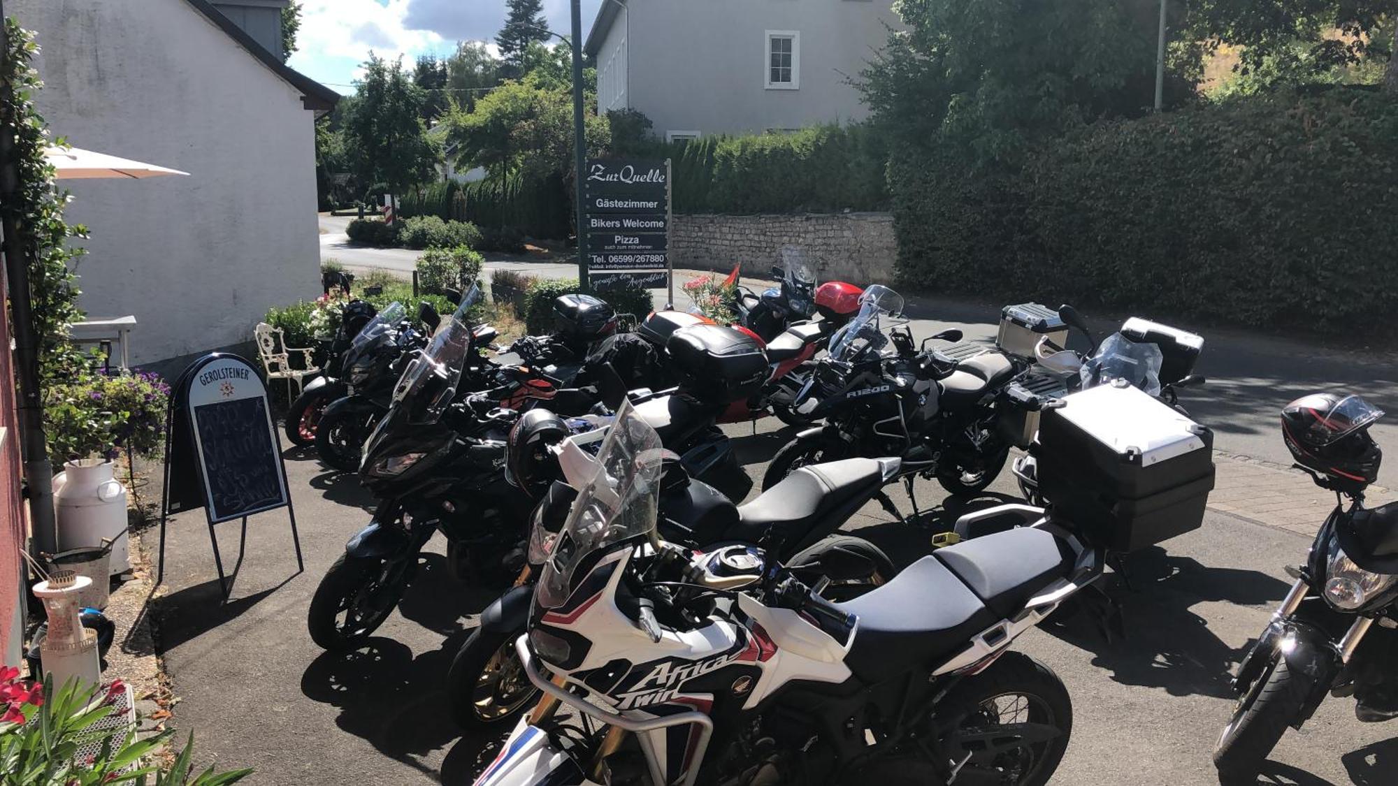 Pension Zur Quelle Deudesfeld Buitenkant foto